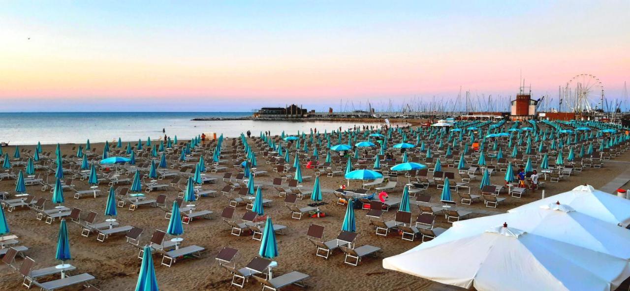 Hotel Paloma Beach Front Chiringuitos Time 리미니 외부 사진